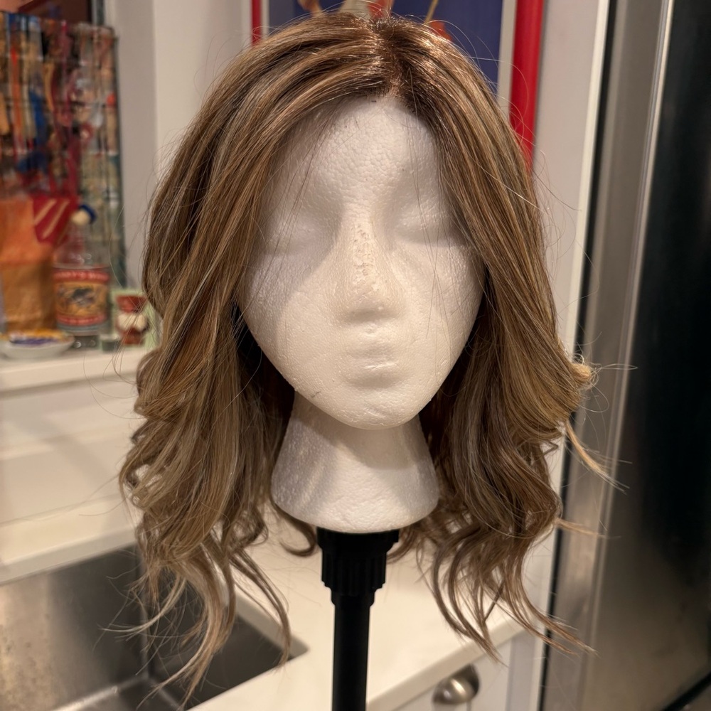 Raquel Welch Wavy Day Wig - Shaded Cappuccino - Picture 2 of 12